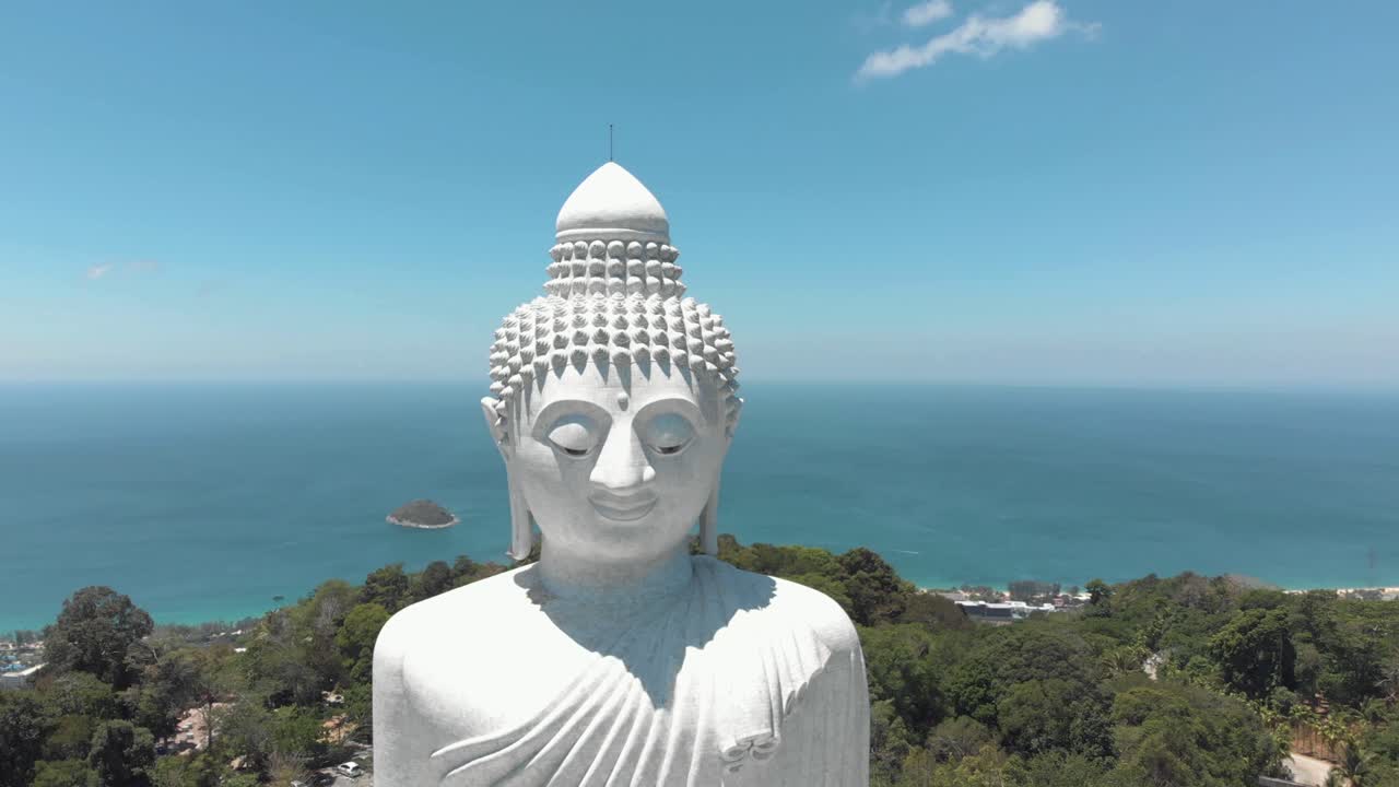 majestuoso gran buda sentado en la cima de la colina nakkerd cuidando chalong en phuket, tailandia - revelación panorámica amplia de la órbita aérea