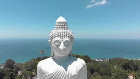 Majestuoso-Gran-Buda-Sentado-En-La-Cima-De-La-Colina-Nakkerd-Cuidando-Chalong-En-Phuket,-Tailandia---Revelación-Panorámica-Amplia-De-La-órbita-Aérea