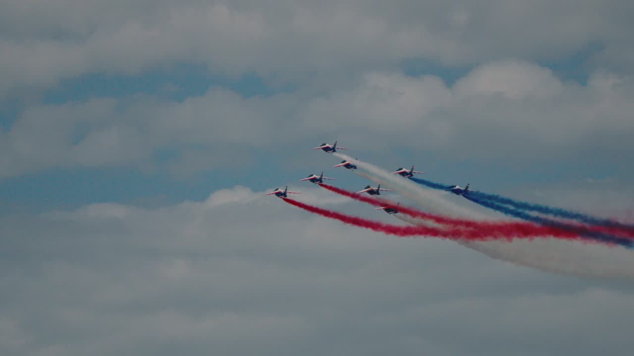 disparo en cámara lenta de la patrulla de francia subiendo en altitud con humo de colores