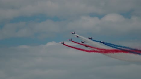 Toma-En-Cámara-Lenta-De-La-Patrulla-De-Francia-Escalando-En-Altitud-Con-Humo-De-Colores