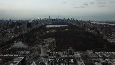 una vista de ángulo alto del parque central en la ciudad de nueva york, visto desde harlem mirando al sur hacia los altos rascacielos de la ciudad