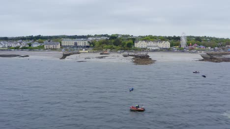 Drone-Trucking-Pan-A-Lo-Largo-De-La-Costa-Irlandesa-De-Galway-Cerca-De-La-Playa-De-Damas,-El-Circo-Y-El-Festival-De-Botes-Currach