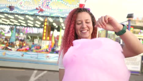 Mujer-Feliz-Juega-Con-Algodón-De-Azúcar-En-La-Feria