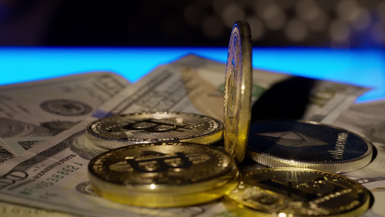 monedas bitcoin btc y ethereum monedas eth girando en billetes efectivo de 100 dólares, minería de dinero virtual
