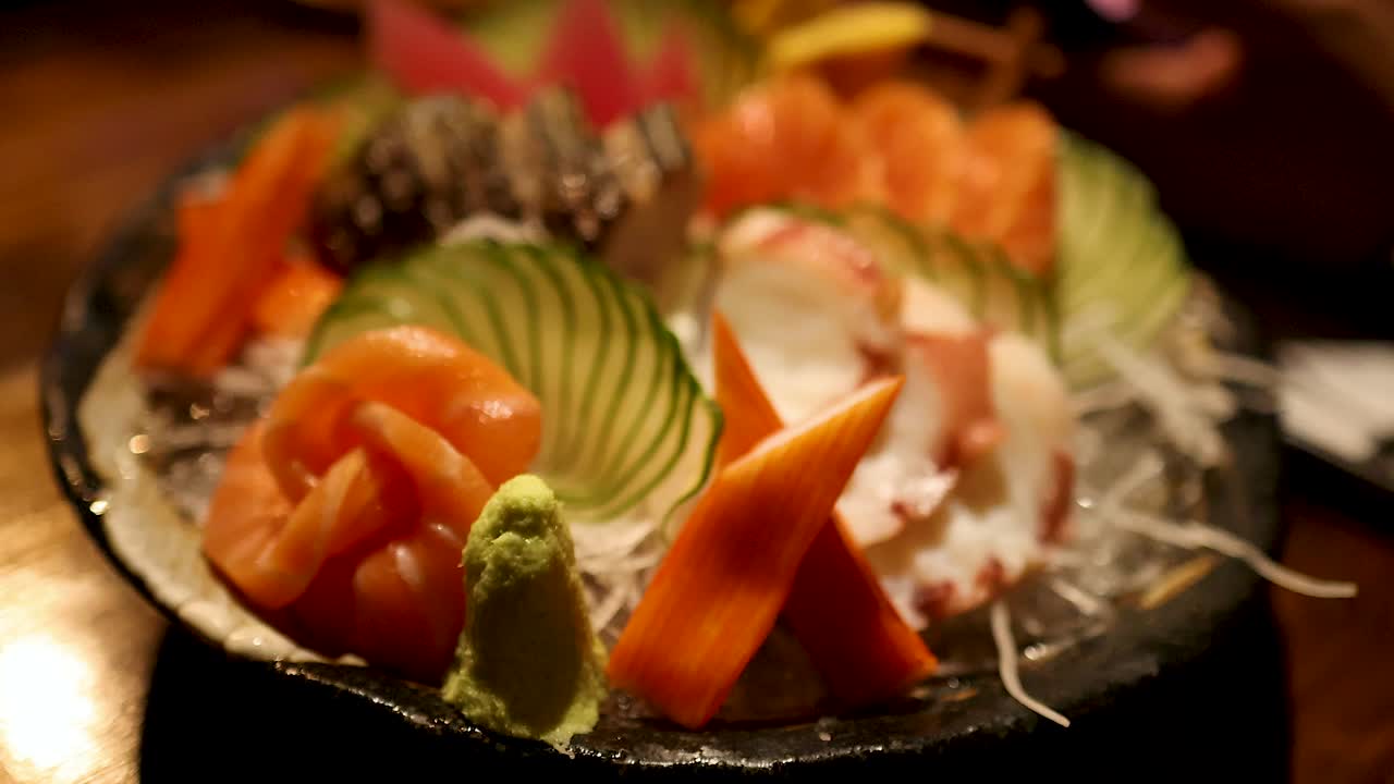 plato de sashimi colorido con ingredientes frescos