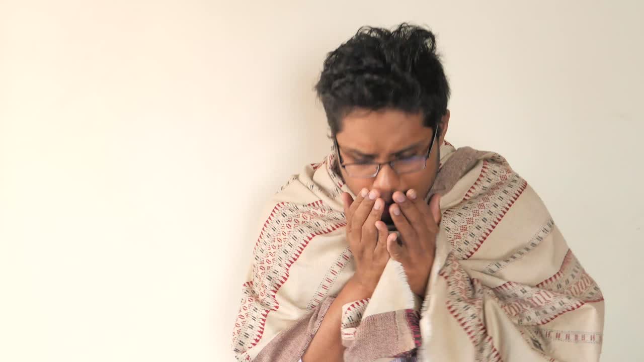 hombre toser y enfermo