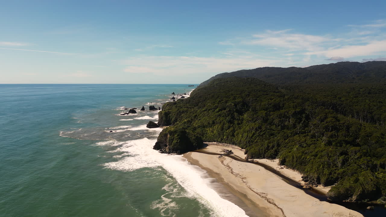Ripresa aerea della strada costiera lungo Bruce Bay nel South Westland, Isola del Sud, Nuova Zelanda, ripresa con drone con movimento orbitale in avanti.