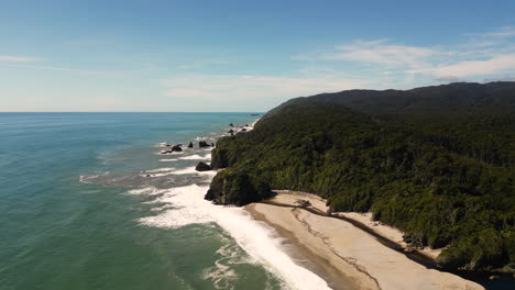 Antena-Sobre-La-Carretera-De-La-Costa-A-Lo-Largo-De-Bruce-Bay-En-South-Westland,-Isla-Del-Sur,-Nueva-Zelanda,-Drone-Orbit-Dolly-Tiro-Hacia-Adelante