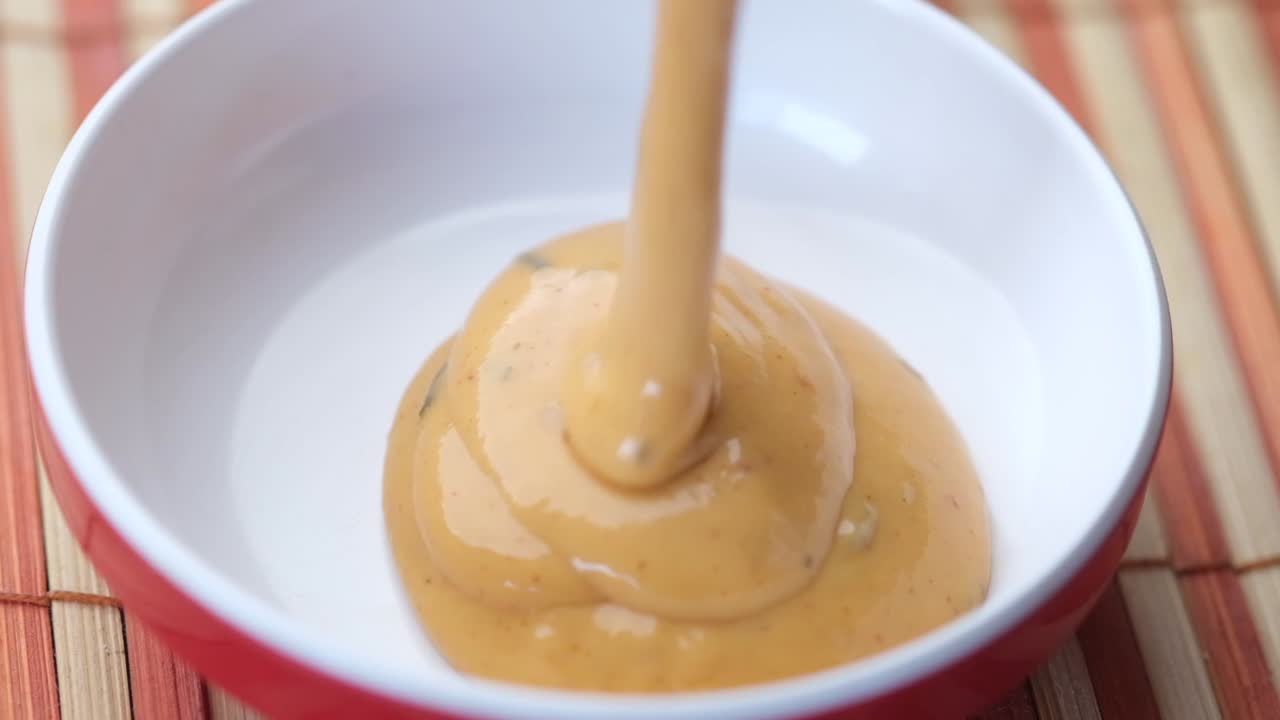 크림 같은 매운 소스를 그에 부어 넣는 것