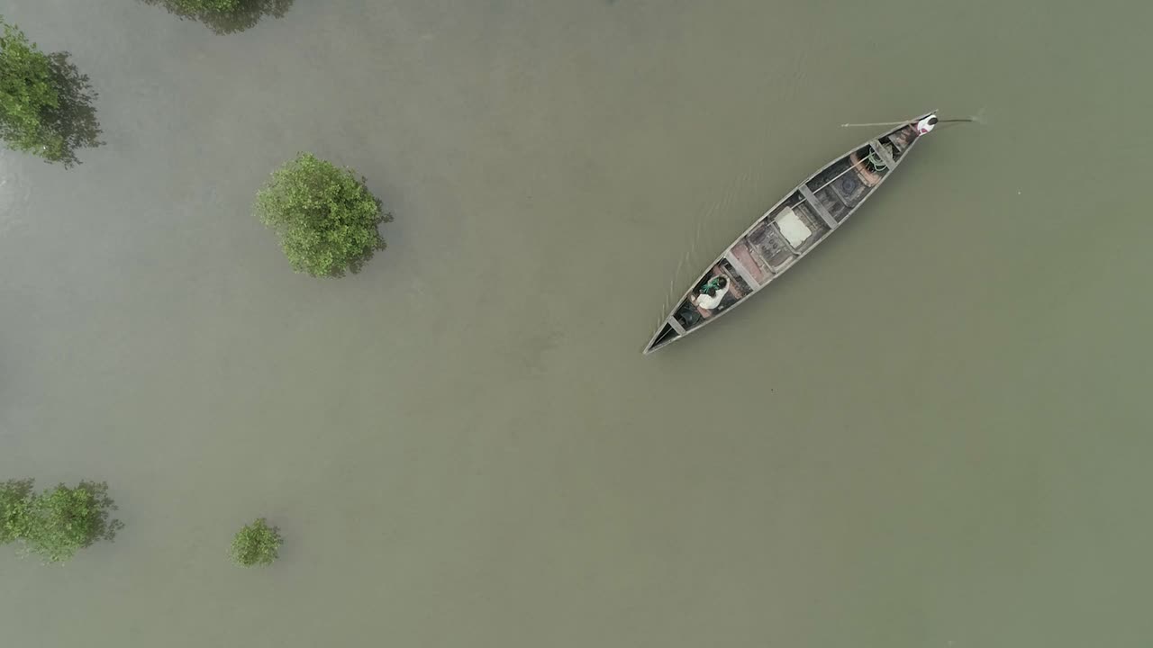 vista aérea de pájaro toma de drones de hombres indios pescando en un bote de canoa dhow
