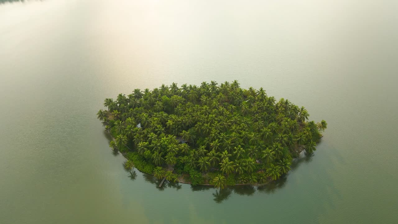 tomada aérea de un dron que destaca la belleza natural de las aguas remotas en udupi al amanecer