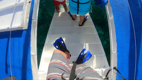 Un-Turista\\persona-Caminando-Sobre-Escalones-Con-Aletas-De-Snorkel-En-|-Persona-Con-Aletas-De-Esnórquel-Moviéndose-Hacia-El-Agua-Desde-El-Fondo-Del-Video-De-Las-Escaleras