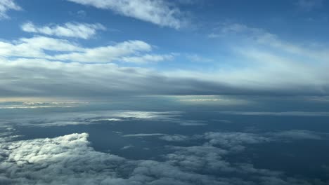 Punto-De-Vista-Del-Piloto-Desde-La-Cabina-De-Un-Jet-Mientras-Volaba-A-Nivel-De-Crucero-Con-Un-Cielo-Frío-De-Invierno