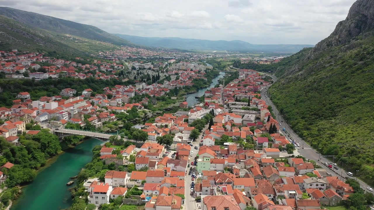 Vista aérea deslumbrante de drone da histórica Stari Most (Ponte Velha) sobre o rio Neretva cor de esmeralda em Mostar, Bósnia e Herzegovina. Apresenta arquitetura otomana tradicional e turistas