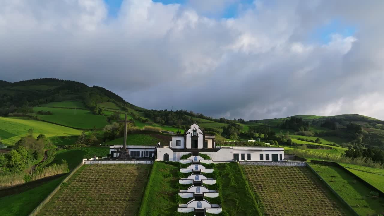 푸른 넓은 언덕 풍경을 보여주는 에르미다 데 노사 세노라 다 파즈 포르투갈 여행 목적지