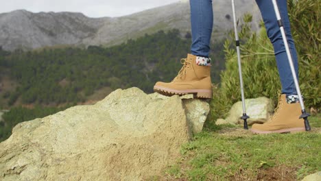 persona con botas de senderismo en las montañas