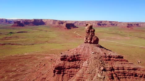 increíble antena alrededor de las colinas y formaciones rocosas de monument valley, utah