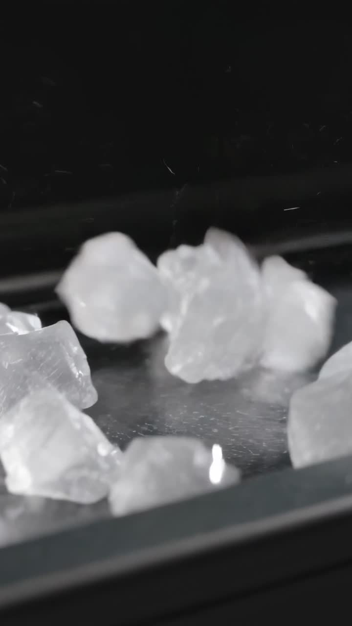 Cubos de Gelo Transparentes Caindo e Quicando em uma Superfície Escura