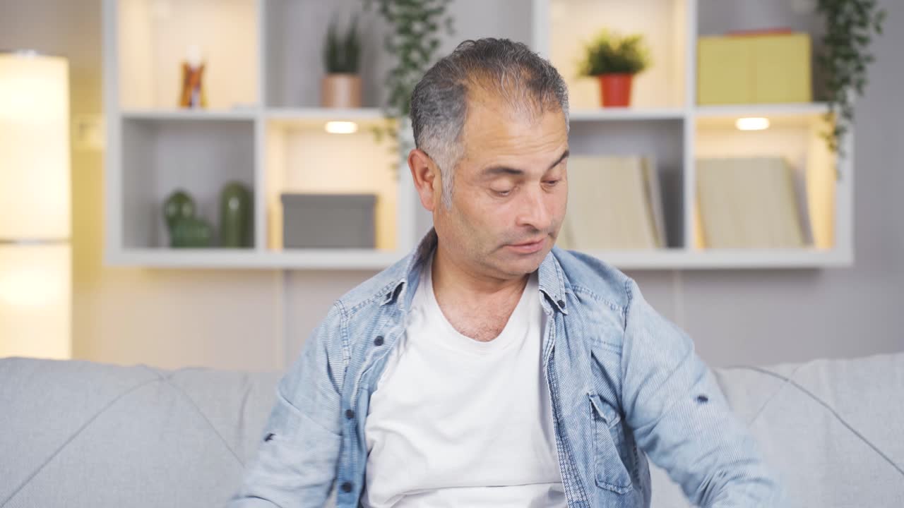 높은 공기 온도가 그 사람을 질식시키고 있습니다.