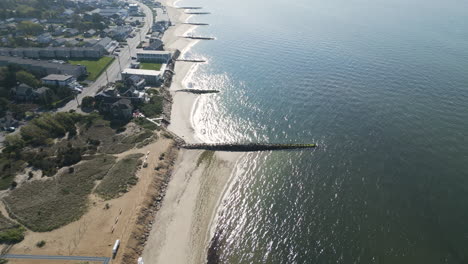 vistas aéreas matutinas de la playa en el puerto de dennis, nantucket sound, ma