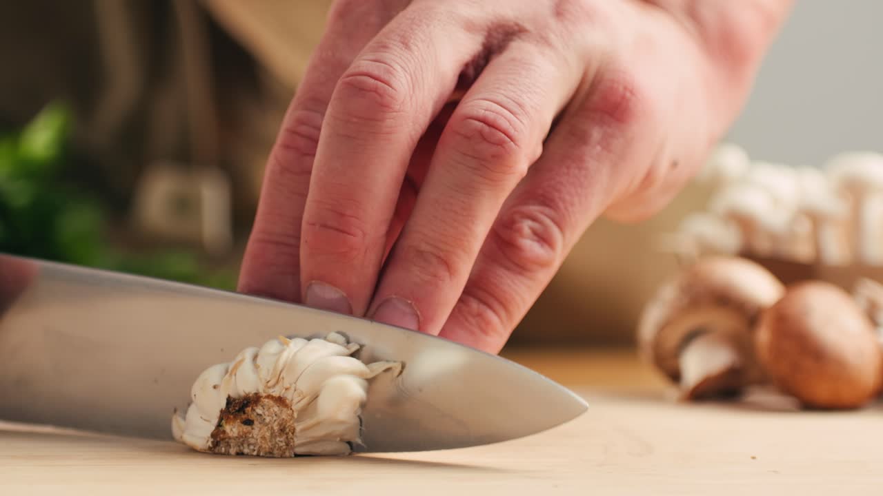 Chef che taglia funghi