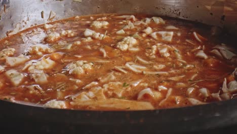 cubo de caldo que se coloca en medio de la sopa de verduras a fuego lento