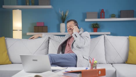 Hombre-Trabajador-De-Oficina-En-Casa-Hablando-Por-Teléfono-Felizmente.