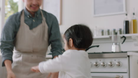 Fröhliche-Asiatische-Familie-Tanzt-In-Der-Küche,-Vater-Genießt-Tanz-Mit-Tochter,-Kleines-Mädchen-Lacht-Und-Genießt-Aufregendes-Wochenende-Zu-Hause,-4K-Videos