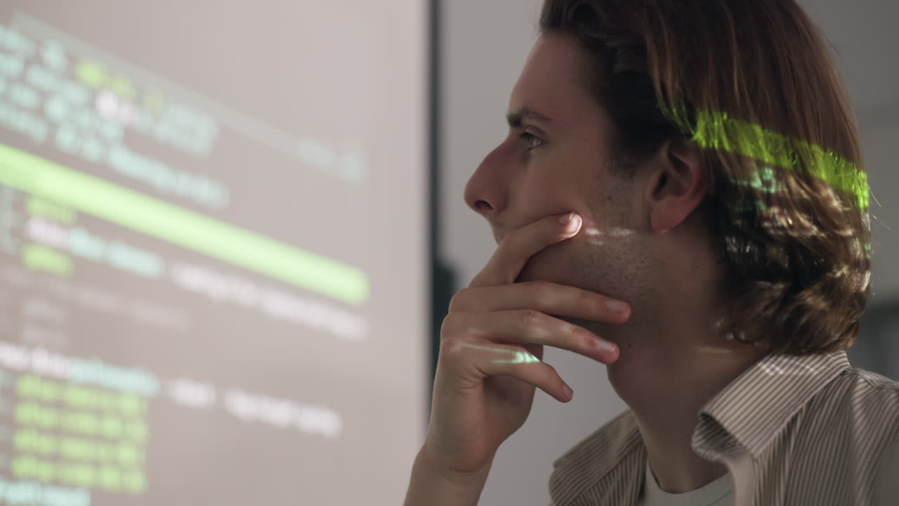 joven programador mirando el código en un proyector