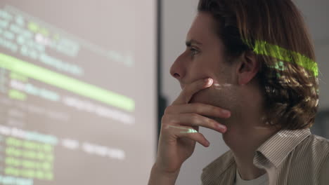 joven programador mirando el código en un proyector