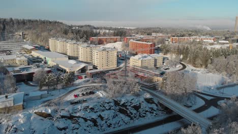 Drohnenblick-Auf-Den-Vorort-Bergsjon-In-Göteborg-Im-Winter-Mit-Wohnhäusern-In-Der-Nachbarschaft