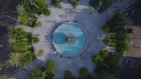 La-Famosa-Plaza-Dizengoff,-Tel-Aviv,-Es-Un-Lugar-De-Encuentro-Social-Para-Personas-Que-Se-Sientan-A-La-Sombra-Para-Tomar-Una-Copa,-Comer-Juntos-Y-Conocer-Nuevos-Amigos.