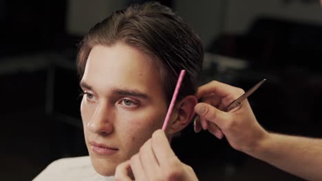 Primer-Plano-De-Un-Maestro-De-Corte-De-Pelo-Cortando-Con-Tijeras