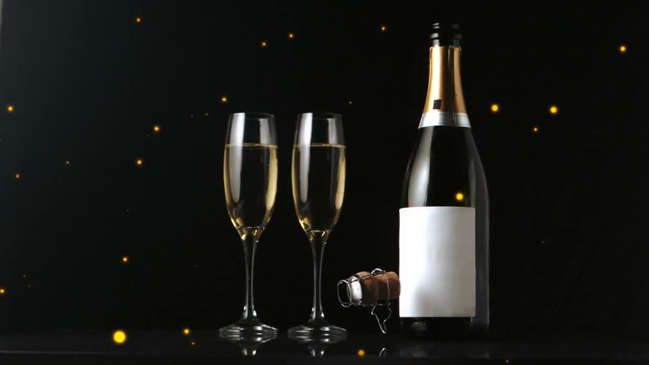 Animazione di punti dorati su champagne e bicchiere su sfondo nero