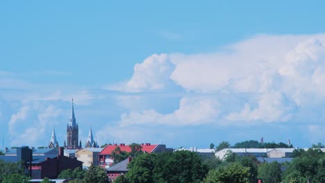 Zeitraffer-Wunderschöner-Großer-Weißer,-Sich-Schnell-Bewegender,-Flauschiger-Wolken-über-Der-Stadt-Und-Den-Türmen-Von-St