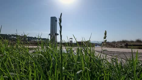 la hierba detrás es una fuente de agua para lavar la arena de la playa en la plataforma de madera