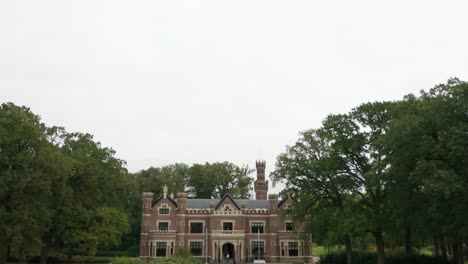 inclinarse hacia abajo desde el cielo nublado hasta el castillo de schaffelaar en barneveld, países bajos