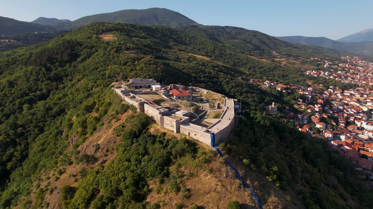 Castello di Prizren costruito sulla cima della collina sopra la città in Kosovo, ripresa aerea panoramica con drone