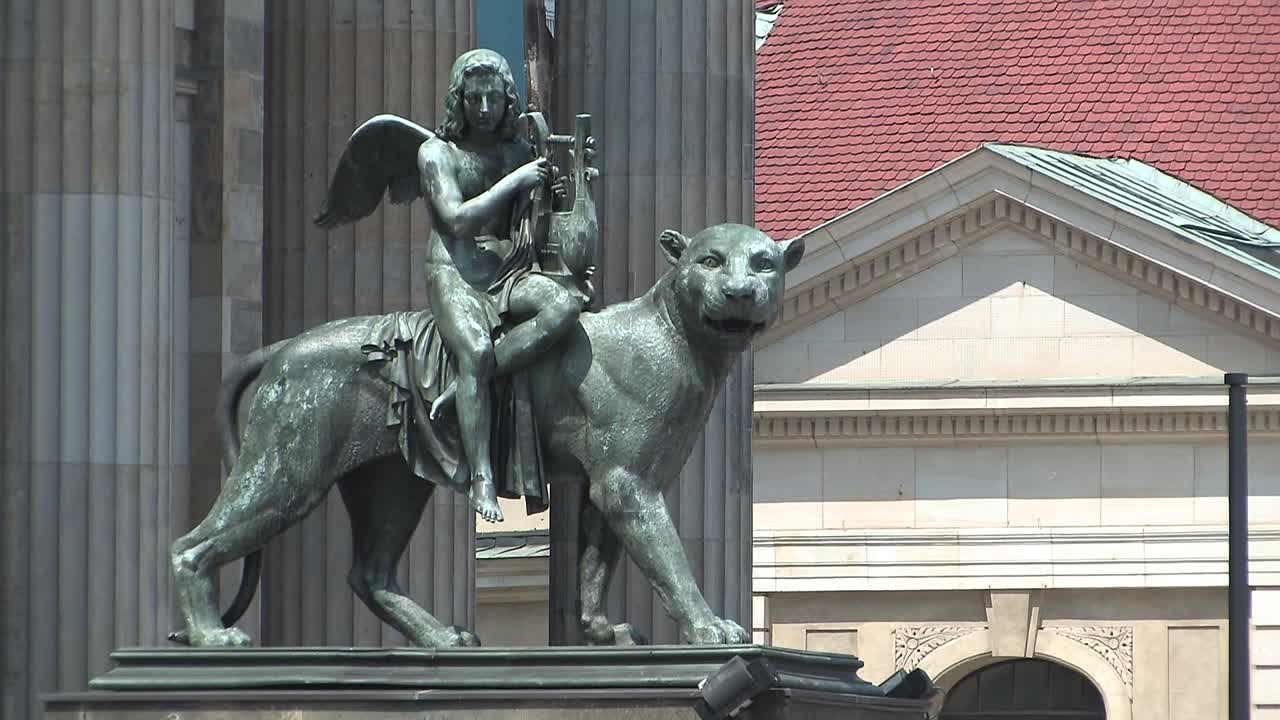 escultura frente a la sala de conciertos konzerthaus en gendarmenmarkt en berlín, alemania