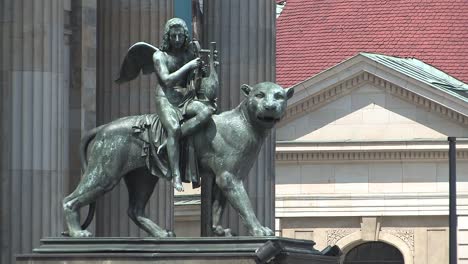 Escultura-Frente-A-La-Sala-De-Conciertos-Konzerthaus-En-Gendarmenmarkt-En-Berlín,-Alemania