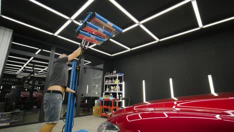 las lámparas rojas para el secado del revestimiento cerámico están detrás del coche