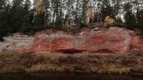 el acantilado echo, acantilados de arenisca roja skanaiskalns en el río salaca en el parque natural skanaiskalns mazsalaca, letonia, tiempo de otoño