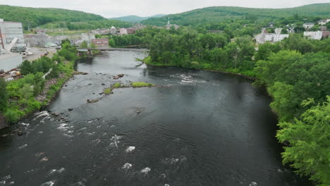 Imágenes-Aéreas-De-Rumford,-Maine:-Río-Androscoggin-Y-El-Molino