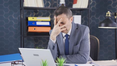 un hombre de negocios frustrado sintiéndose enojado.