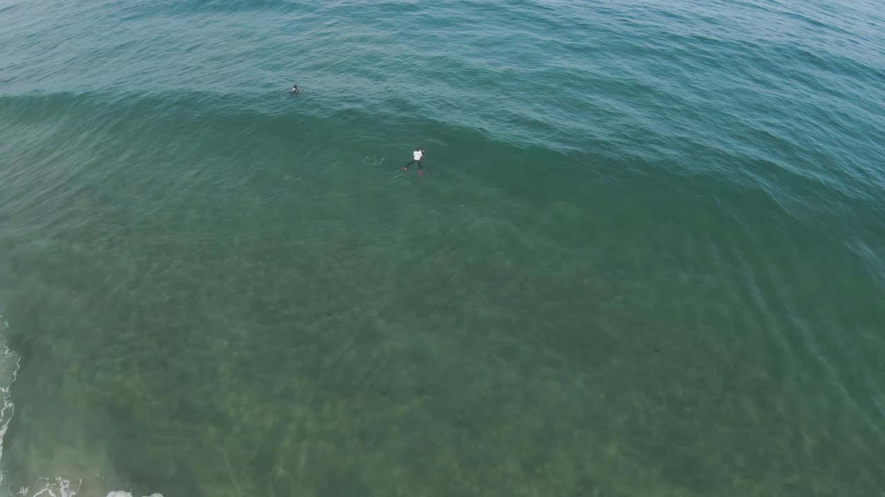 vista aérea de dos personas en el sa do buceo