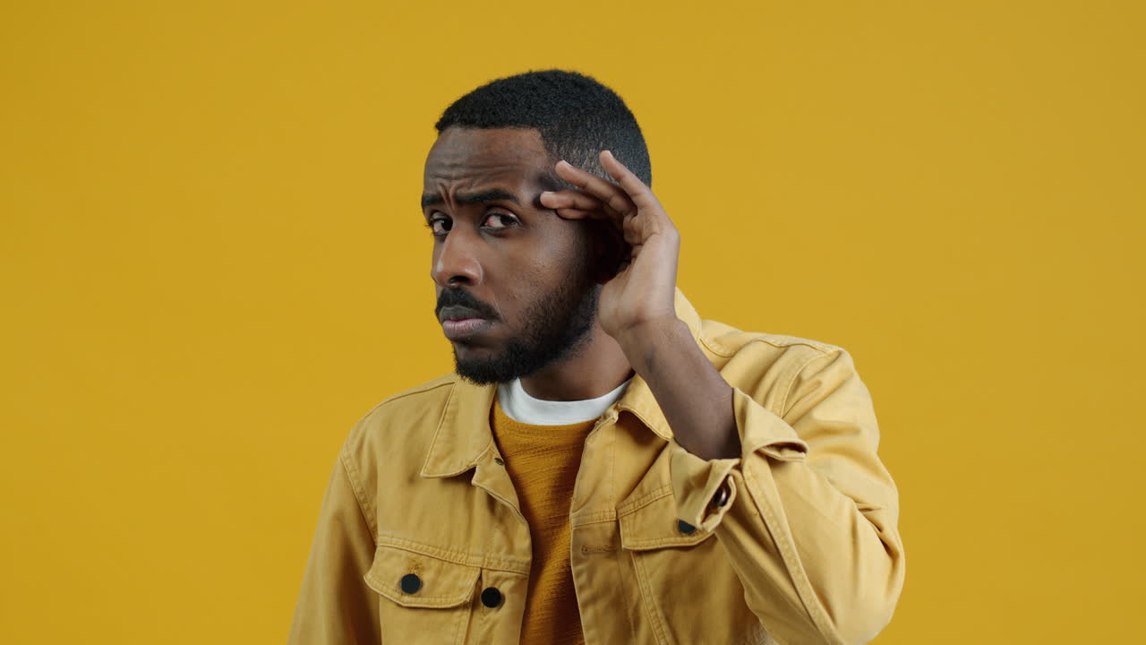 hombre escuchando atentamente