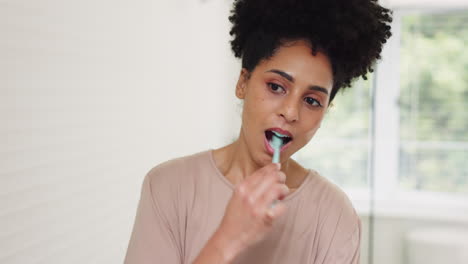 dental, mujer cepillándose los dientes