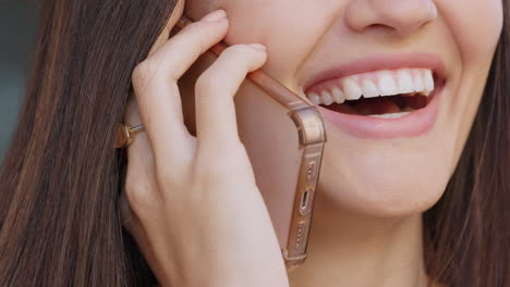 mujer feliz hablando, charlando