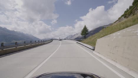 Conducir-Un-Automóvil-En-El-Paso-Gotthard-Del-Sur-Al-Norte-De-Suiza