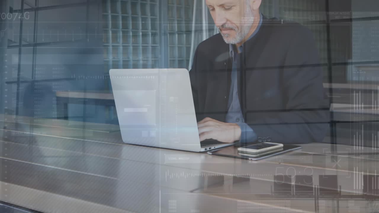 animación de personas caminando sobre un hombre de negocios caucásico usando una computadora portátil en la oficina.